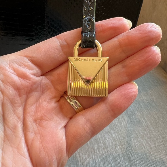 Michael Kors Mercer Large Tote - Picture 4 of 8